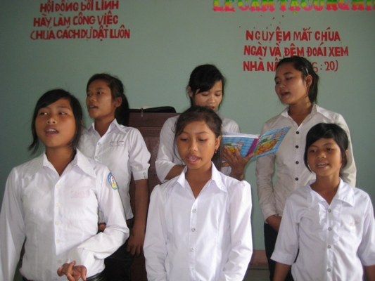 C&aacute;c em thiếu ni&ecirc;n H&rsquo;re t&ocirc;n vinh Ch&uacute;a