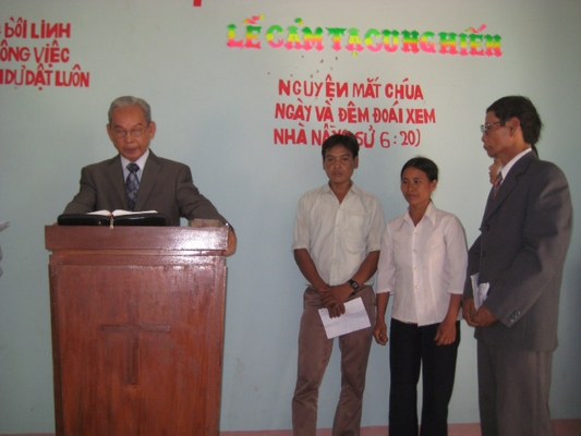 Nghi thức cung hiến nh&agrave; nguyện.