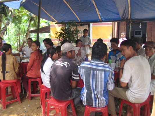 Người d&acirc;n trong bản l&agrave;ng đến chung vui với Hội Th&aacute;nh địa phương sau buổi Lễ Cảm Tạ