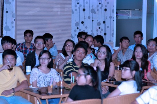 Kh&aacute;n giả chăm ch&uacute; nghe nhạc