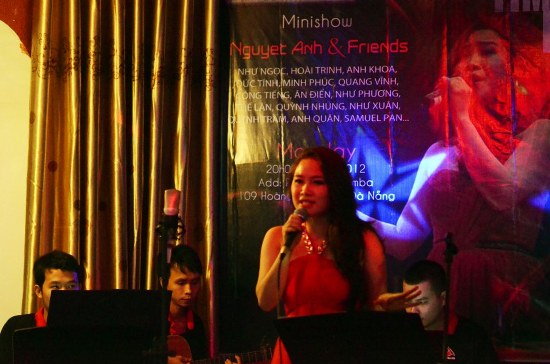 Ca sĩ Nguyệt Anh với những b&agrave;i h&aacute;t đầu ti&ecirc;n "You Raise Me Up" v&agrave; "Let It Be"