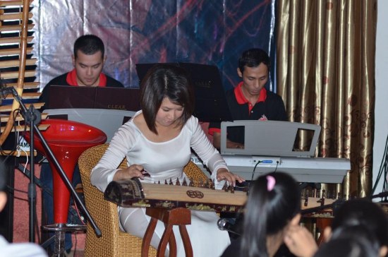 Ho&agrave; tấu Th&aacute;nh Ca bằng nhạc cụ d&acirc;n tộc: đ&agrave;n T-rưng, đ&agrave;n Tranh