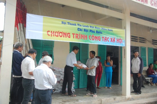 Chuyến c&ocirc;ng t&aacute;c x&atilde; hội đến với 3 x&atilde; Cửa Cạn, Dương Tơ v&agrave; H&agrave;m Ninh với 205 phần qu&agrave; d&agrave;nh cho c&aacute;c gia đ&igrave;nh c&oacute; ho&agrave;n cảnh kh&oacute; khăn