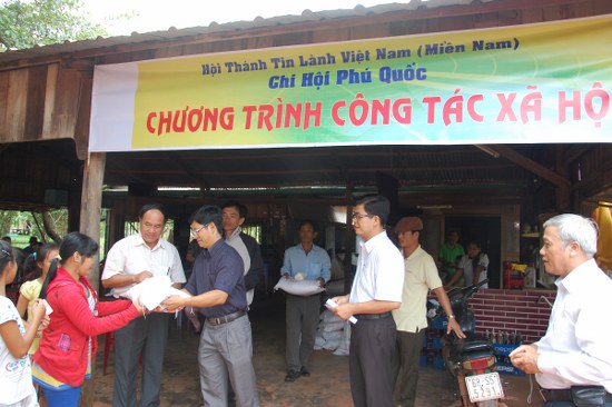 Chuyến c&ocirc;ng t&aacute;c x&atilde; hội đến với 3 x&atilde; Cửa Cạn, Dương Tơ v&agrave; H&agrave;m Ninh với 205 phần qu&agrave; d&agrave;nh cho c&aacute;c gia đ&igrave;nh c&oacute; ho&agrave;n cảnh kh&oacute; khăn