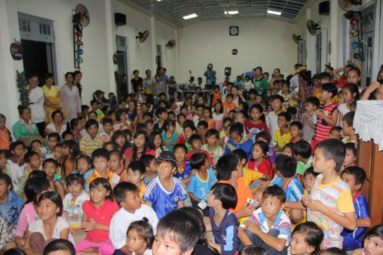Gần 150 em thiếu nhi đ&atilde; c&oacute; mặt để lắng nghe th&ocirc;ng điệp Ph&uacute;c &Acirc;m qua chương tr&igrave;nh M&uacute;a rối