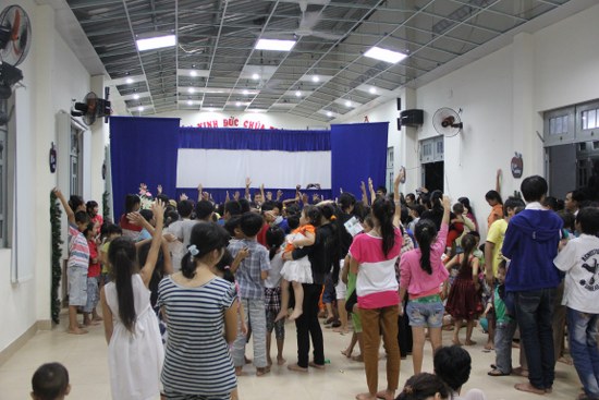 C&aacute;c em thiếu nhi cầu nguyện đ&aacute;p ứng tiếng gọi của Ph&uacute;c &Acirc;m