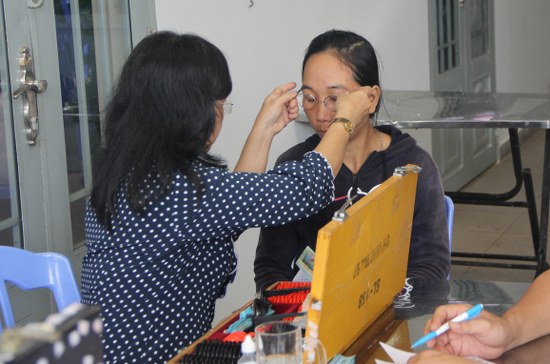 Kh&aacute;m mắt v&agrave; ph&aacute;t tặng 210 k&iacute;nh đeo mắt cho người d&acirc;n