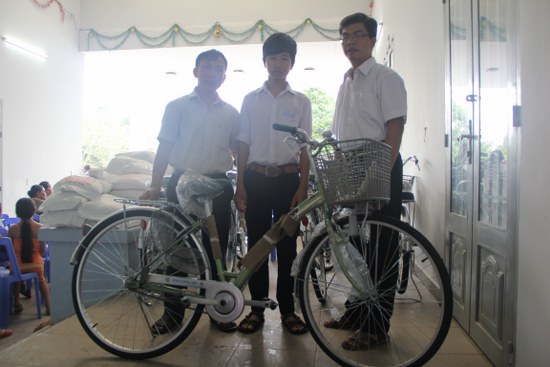 Ph&aacute;t tặng xe đạp
