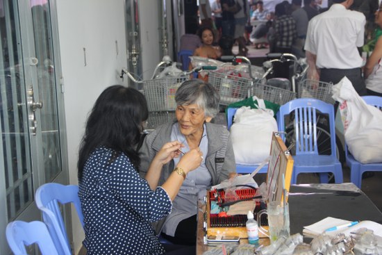 Kh&aacute;m mắt v&agrave; ph&aacute;t tặng 210 k&iacute;nh đeo mắt cho người d&acirc;n