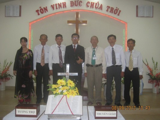 Thầy Lê Minh Trí cùng Ban chấp sự của HT Phú Quốc Thầy Lê Minh Trí cùng Ban chấp sự của HT Phú Quốc