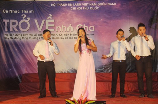B&agrave;i h&aacute;t "Kh&ocirc;ng Gi&acirc;y Ph&uacute;t Thiếu Ng&agrave;i" được t&ocirc;n vinh Ch&uacute;a qua tốp ca