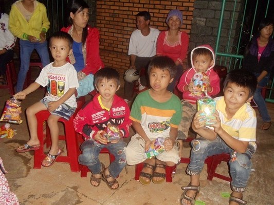 Niềm vui Trung thu c&ugrave;ng với những m&oacute;n qu&agrave; tr&ecirc;n tay