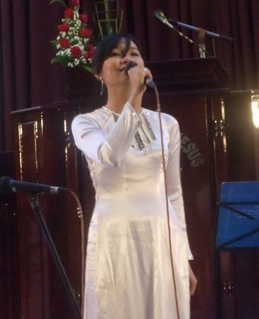 Đơn ca t&ocirc;n vinh Ch&uacute;a b&agrave;i h&aacute;t "V&igrave; Sao"