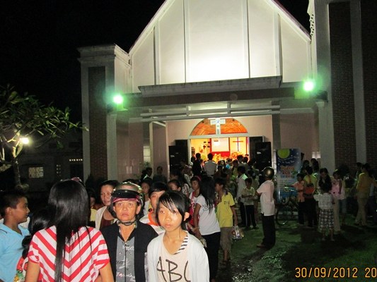 Phụ huynh đ&oacute;n c&aacute;c em sau chương tr&igrave;nh.