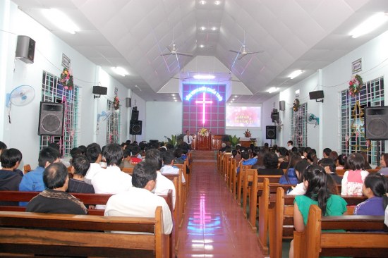 Quang cảnh b&ecirc;n trong nh&agrave; thờ Tin L&agrave;nh Ea H'leo