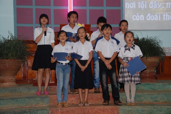 Ban thiếu nhi t&ocirc;n vinh Ch&uacute;a b&agrave;i h&aacute;t "Ơn Lạ L&ugrave;ng"