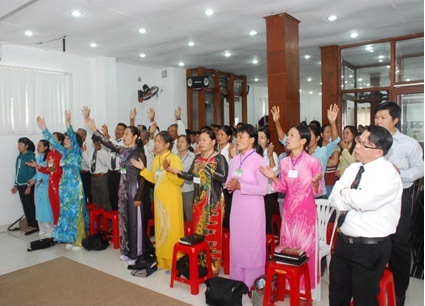 Hội Thánh đang thờ phượng Chúa tại lầu 3 Hội Thánh đang thờ phượng Chúa tại lầu 3