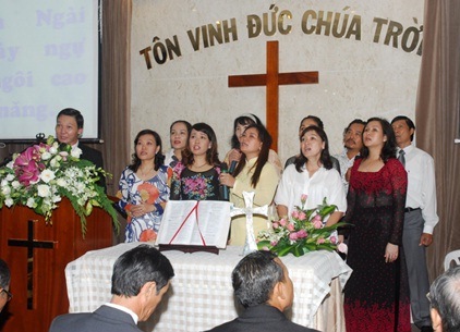 Ban hát Thanh tráng tôn vinh Chúa Ban hát Thanh tráng tôn vinh Chúa