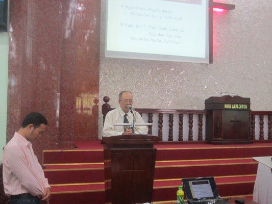 Thầy TĐ Trần Ngọc Dư cầu nguyện cho kh&oacute;a huấn luyện.
