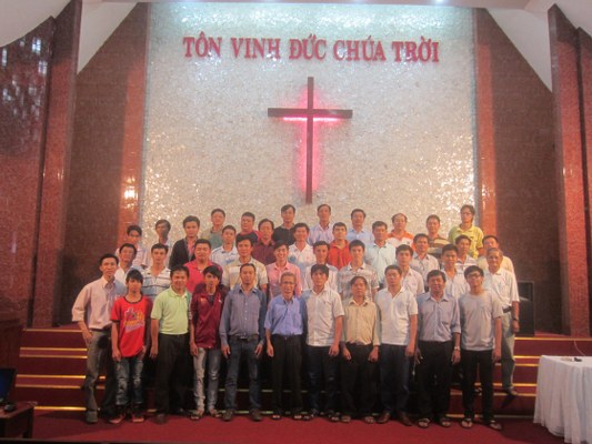 C&aacute;c học vi&ecirc;n c&ugrave;ng BTC chụp h&igrave;nh lưu niệm