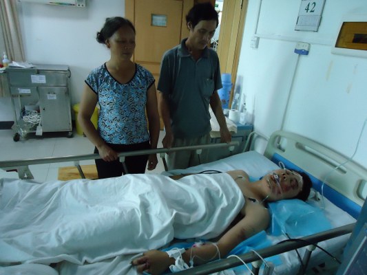 Người thân chăm sóc cho anh tại bệnh viện