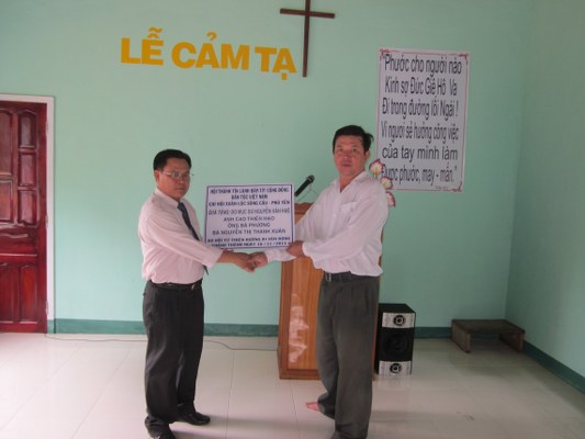 MS Trịnh Dũng thay mặt qu&yacute; &acirc;n nh&acirc;n trao tặng nh&agrave; nguyện T&igrave;nh Thương