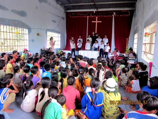 Thiếu nhi Tin Lành Ch'rau tôn vinh trong buổi truyền giảng Thiếu nhi Tin Lành Ch'rau tôn vinh trong buổi truyền giảng