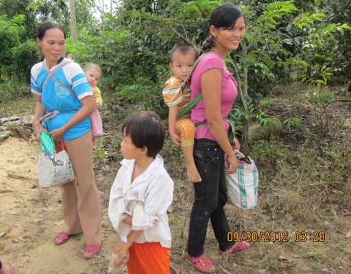 Ấu nhi trên lưng mẹ đi dự truyền giảng trung thu Ấu nhi trên lưng mẹ đi dự truyền giảng trung thu