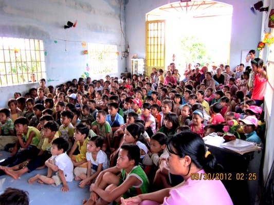 Các em chăm chú lắng nghe chuyện Chúa - Đấng yêu thương Các em chăm chú lắng nghe chuyện Chúa - Đấng yêu thương