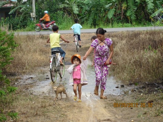 Mẹ dắt con đi dự trung thu Mẹ dắt con đi dự trung thu