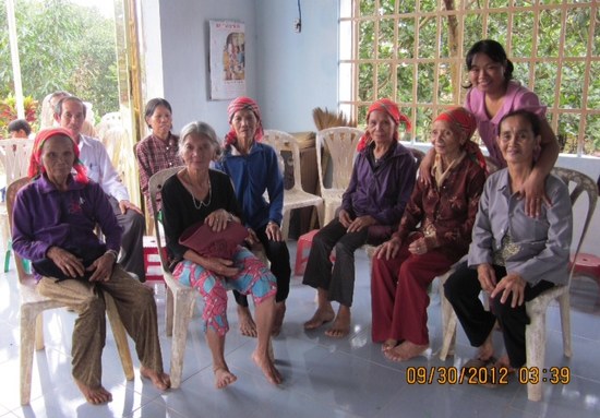 Những Cụ Bà người sắc tộc Dao cũng dự và nghe làm chứng về Chúa Những Cụ Bà người sắc tộc Dao cũng dự và nghe làm chứng về Chúa