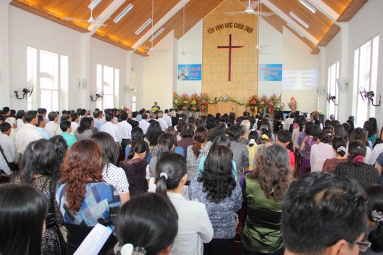 B&ecirc;n trong nh&agrave; thờ Vạn Ninh