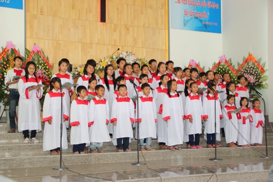 Ban h&aacute;t Thiếu Ấu Nhi t&ocirc;n vinh Ch&uacute;a