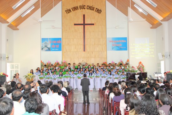 Ban h&aacute;t Hội Th&aacute;nh Vạn Ninh t&ocirc;n vinh Ch&uacute;a về những c&ocirc;ng việc Ch&uacute;a l&agrave;m tr&ecirc;n Hội Th&aacute;nh suốt 49 năm qua
