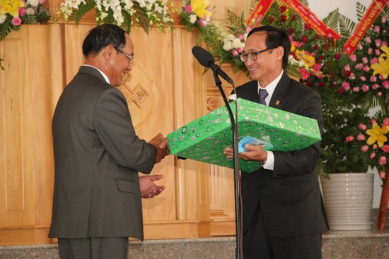 Đại diện Gi&aacute;o Hội trao tặng qu&agrave; cho Hội Th&aacute;nh Vạn Ninh