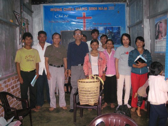 Mục sư Lương Thời v&agrave; Mục sư Phạm Hơn trong một chương tr&igrave;nh huấn luyện c&aacute;c quản nhiệm người K&rsquo;ho ở L&acirc;m Đồng