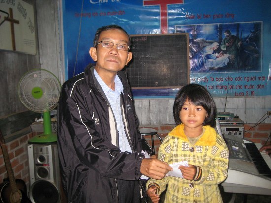 Mục sư Phạm Hơn trao học bỗng của Đo&agrave;n Từ Thiện Gi&ocirc;-s&eacute;p cho một em học sinh người K&rsquo;ho ở L&acirc;m Đồng