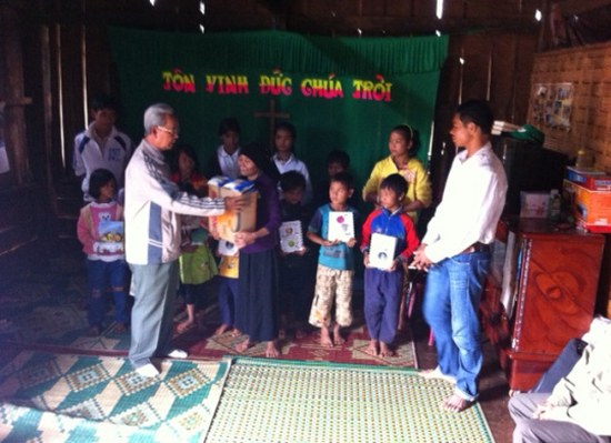 Tặng qu&agrave; cho một b&agrave; l&atilde;o người K&rsquo;ho sau khi b&agrave; được Ch&uacute;a chữa l&agrave;nh qua sự cầu nguyện của HT