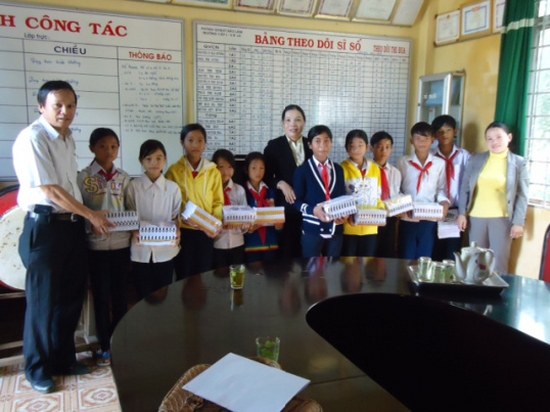 Mục sư Thời ph&aacute;t tập vở tại một trường học x&atilde; Ba La, Huyện Bảo L&acirc;m