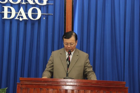 Mục sư Nguyễn Văn Hiệp cầu nguyện d&acirc;ng chương tr&igrave;nh l&ecirc;n cho Ch&uacute;a