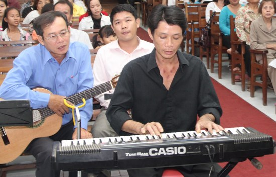 Một t&acirc;n t&iacute;n hữu sử dụng đ&agrave;n để t&ocirc;n vinh Ch&uacute;a