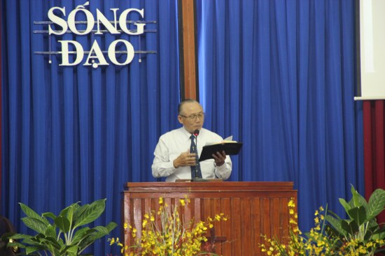 Mục sư B&ugrave;i Thanh Nh&agrave;n chia sẻ c&ugrave;ng qu&yacute; t&acirc;n t&iacute;n hữu v&agrave; th&acirc;n hữu