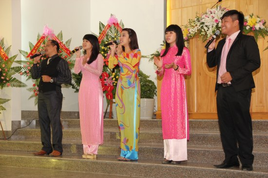 Ban h&aacute;t dẫn thờ phượng đầu giờ