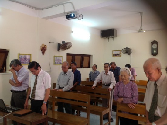 Ban l&atilde;o ni&ecirc;n nh&oacute;m thờ phượng Ch&uacute;a