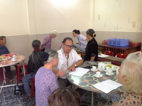 Tư vấn v&agrave; kh&aacute;m bệnh cho qu&yacute; con c&aacute;i Ch&uacute;a trong Ban l&atilde;o ni&ecirc;n