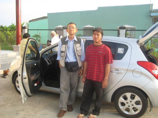 Mục sư  Phạm Hơn v&agrave; chiếc &ocirc; t&ocirc; chở h&agrave;ng &ndash; c&ocirc;ng t&aacute;c của mục vụ B&Ocirc;NG L&Uacute;A S&Oacute;T trong một chuyến đi miền T&acirc;y Nam Bộ