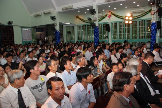 B&ecirc;n trong nh&agrave; thờ
