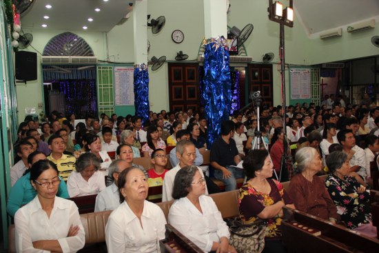 B&ecirc;n trong nh&agrave; thờ