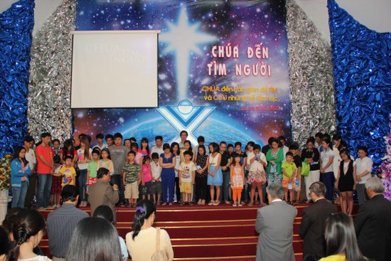 64 th&acirc;n hữu cầu nguyện tin nhận Ch&uacute;a tại nh&agrave; thờ Tin L&agrave;nh Kh&aacute;nh Hội