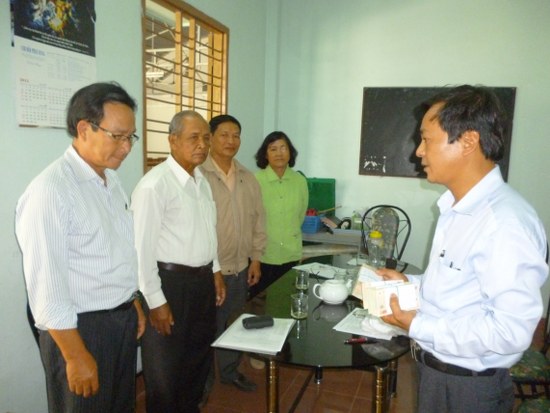 Trao tiền hổ trợ học bổng tại Nh&agrave; thờ HTTL Phan Rang Tỉnh Ninh Thuận ng&agrave;y 27-11-2012 cho BĐD HTTL c&aacute;c Tỉnh Kh&aacute;nh H&ograve;a, Ninh Thuận, B&igrave;nh Thuận, B&agrave; Rịa Vũng T&agrave;u.   